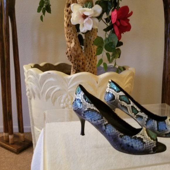 MIDNIGHT VELVET HEELS - Picture 2 of 5